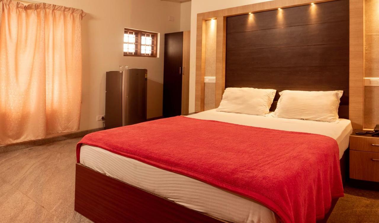 Aramana Holiday Inn Alappuzha Ngoại thất bức ảnh